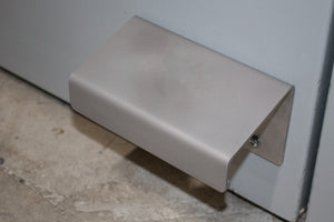 Ouvre-porte sans contact Grizzly Door Pawz - Bride vers le bas