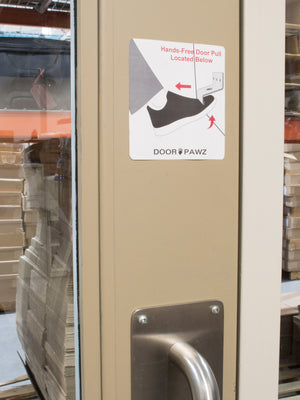 Ouvre-porte sans contact Grizzly Door Pawz - Bride vers le bas